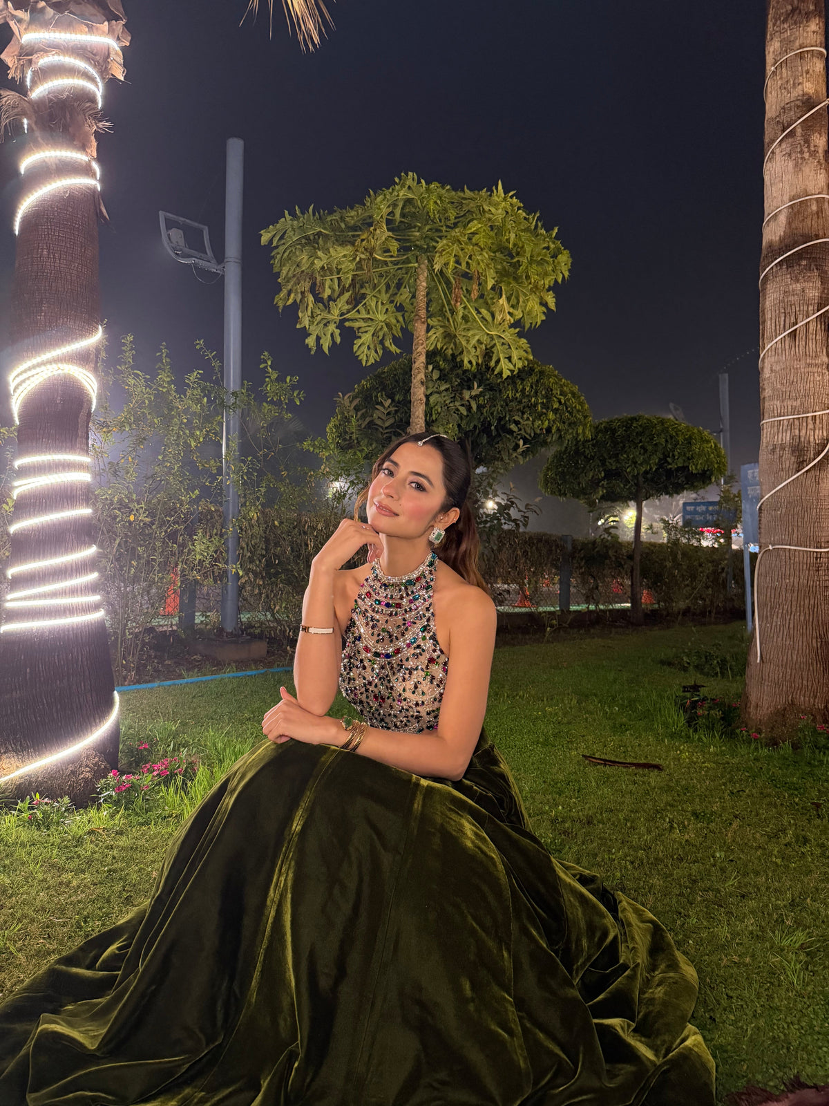 Raat-e-Jahan Velvet Lehnga set
